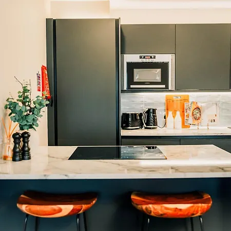 Stylish 2 Bed Centre With Parking *