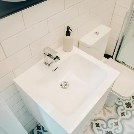 Дом отдыха Stylish 2 Bed Centre With Parking *