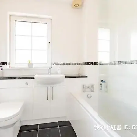 Double With Private Bathroom N Parking Direct Connection To Airport Train Station * إدنبرة