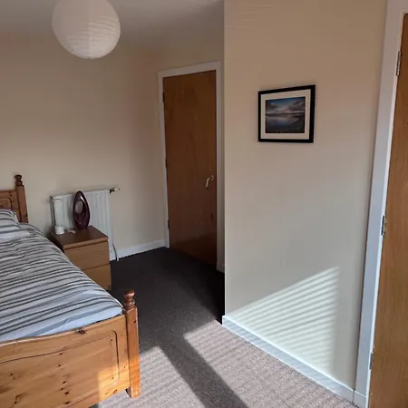 3 Floors, 4 Bedroom House With A Private Driveway! Edinburgh