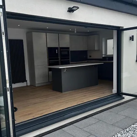 5 Bed House Sleeps10 Free Parking Pets Centre *