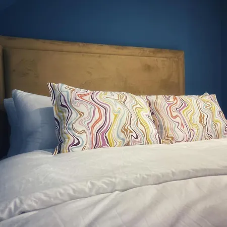 Near Airport Stadium Zoo- Pets- Parking- Sleeps 10 בית נופש