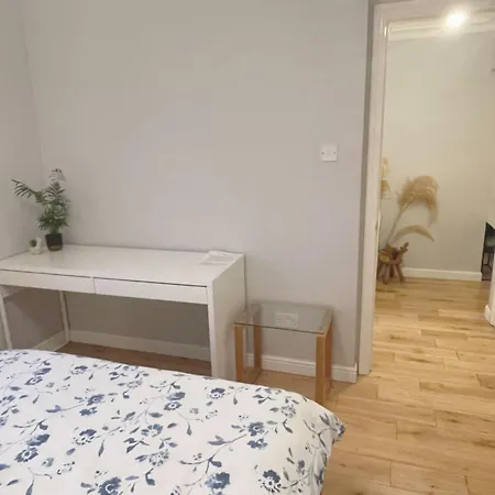 منزل للإقامة Double With Private Bathroom N Parking Direct Connection To Airport Train Station إدنبرة