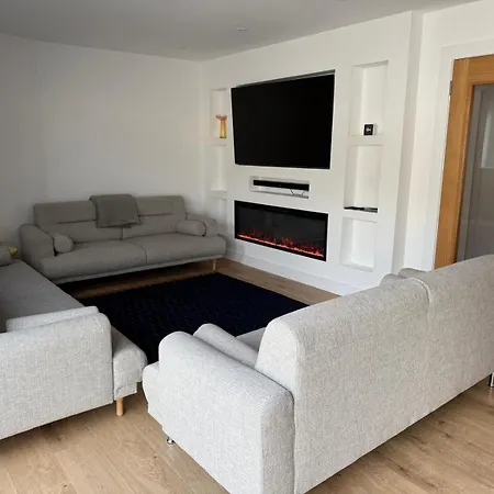 5 Bed House Sleeps10 Free Parking Pets Centre Holiday home *