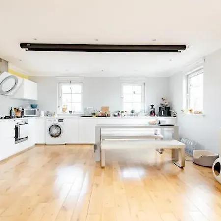 Double With Private Bathroom N Parking Direct Connection To Airport Train Station Homestay *