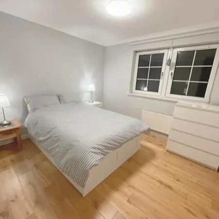 Double With Private Bathroom N Parking Direct Connection To Airport Train Station Homestay