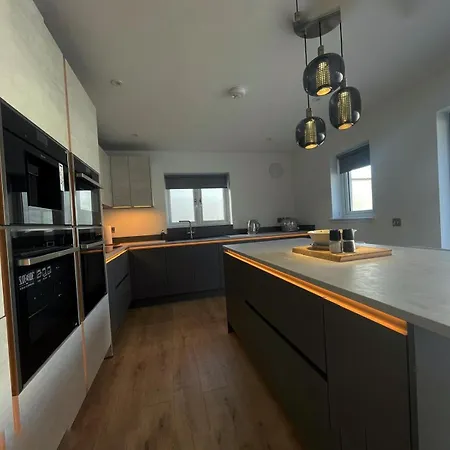 5 Bed House Sleeps10 Free Parking Pets Centre *