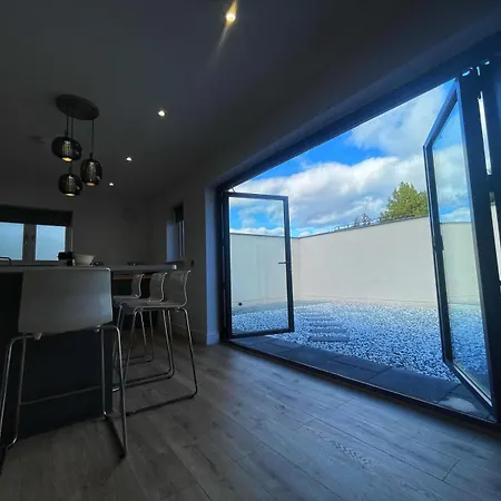 5 Bed House Sleeps10 Free Parking Pets Centre Holiday home *