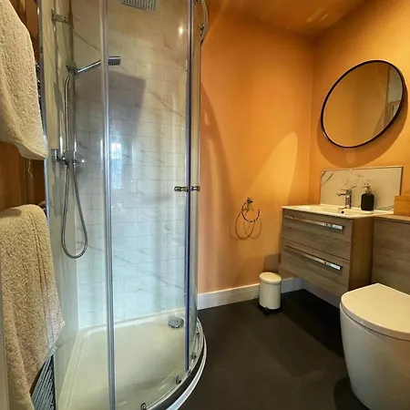5 Bed House Sleeps10 Free Parking Pets Centre 度假居 *