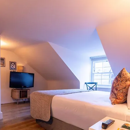 38 Bide Collective Guest house