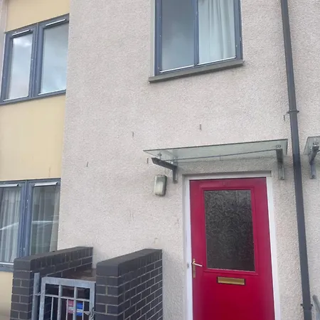 3 Floors, 4 Bedroom House With A Private Driveway! Σπίτι διακοπών *