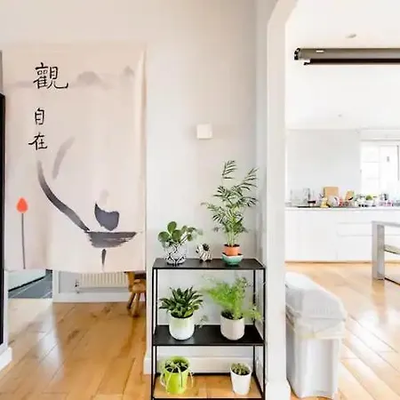 Double With Private Bathroom N Parking Direct Connection To Airport Train Station
