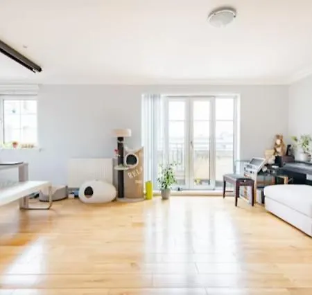 Double With Private Bathroom N Parking Direct Connection To Airport Train Station