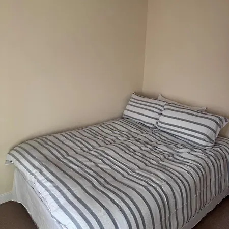 3 Floors, 4 Bedroom House With A Private Driveway! Σπίτι διακοπών