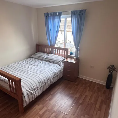 3 Floors, 4 Bedroom House With A Private Driveway! Σπίτι διακοπών *