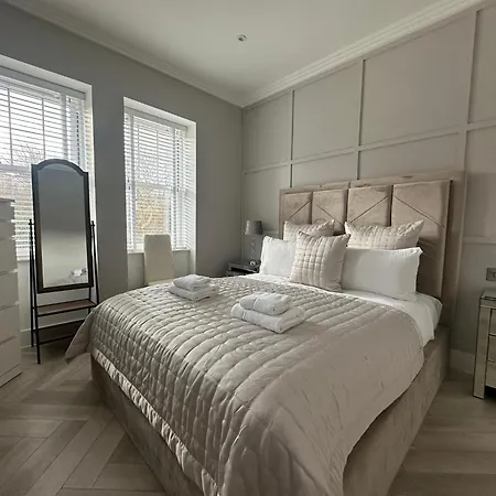 Luxury Waterfront Retreat For Groups *