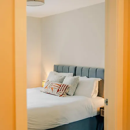 Stylish 2 Bed Centre With Parking Эдинбург