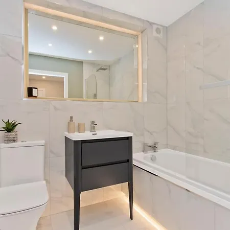 Stylish 2 Bed Centre With Parking
