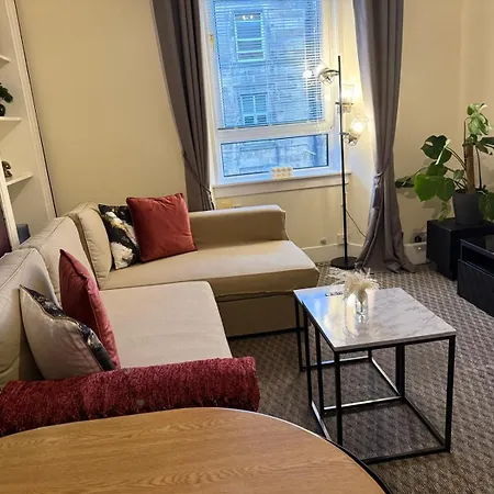 Stylish With Fast Wi-fi & Parking Edinburgh