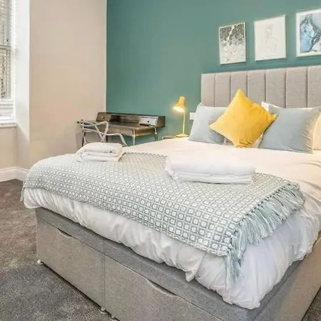 Castle Steps Away - Modern Flat * Edinburg