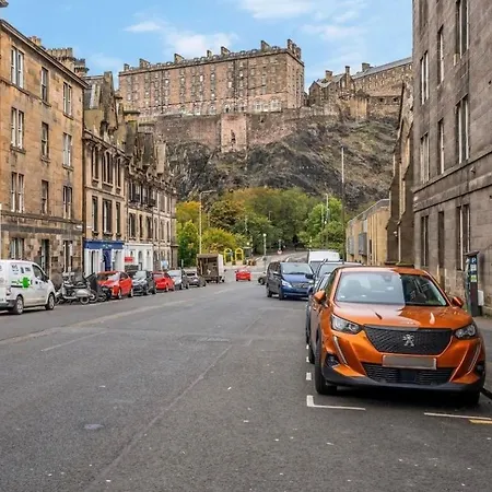 Castle Steps Away - Modern Flat * Edinburg