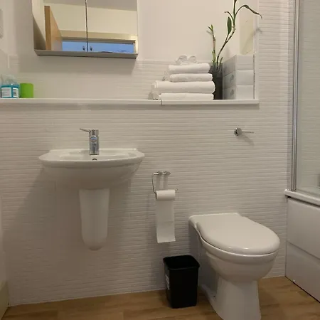 Spacious Modern 3-bedroom With Balcony & Free Parking Near Centre Apartment