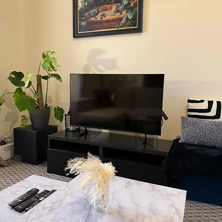 Stylish With Fast Wi-fi & Parking