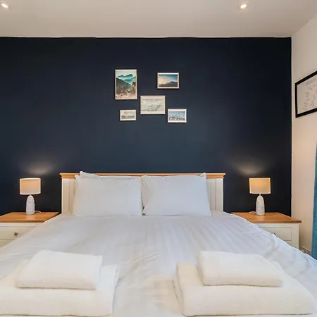Bright Floor Haven Modern 2br In - Pass The Keys Apartment