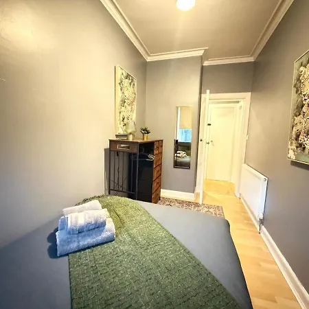 Apartment 2 Bedroom Flat Near Centre