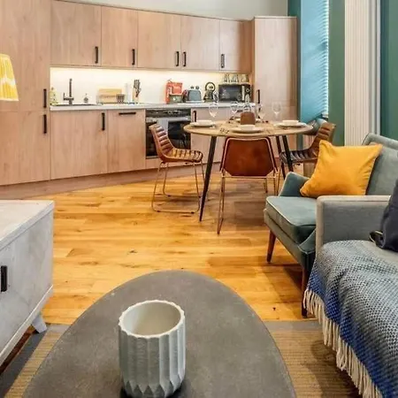 Castle Steps Away - Modern Flat