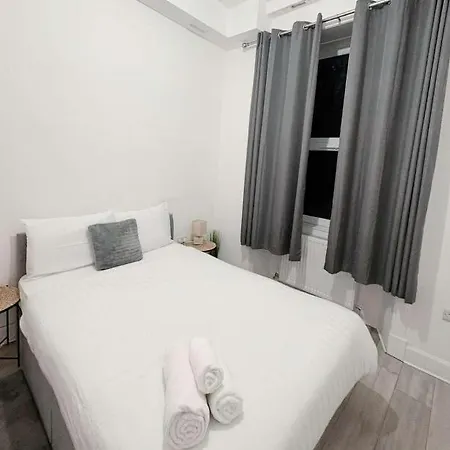 Modern Montgomery Apartman