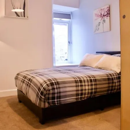 Apartment Main Door Flat With Private Garden Center