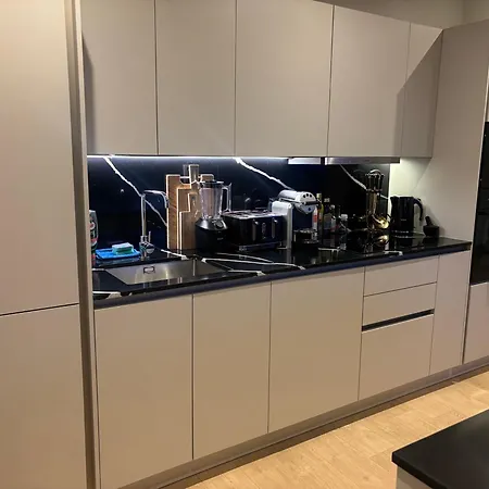 Stunning And Three Bedroom Penthouse With Roof Terrace Apartment