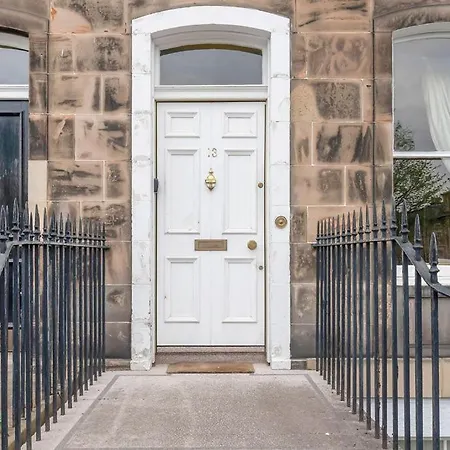 Gardners Crescent Apartment *