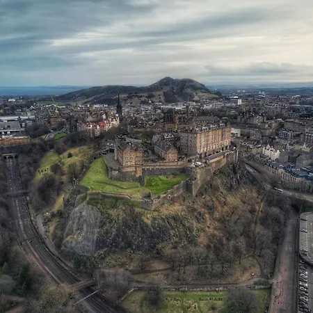 Classical 19th Century Stair - 3 Bedroom Apartment Edinburgh