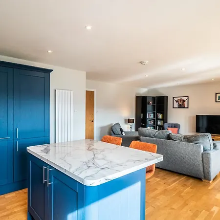 Bright Floor Haven Modern 2br In - Pass The Keys Lägenhet