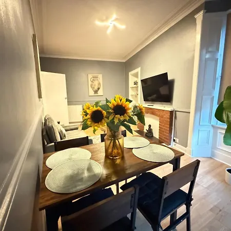 2 Bedroom Flat Near Centre