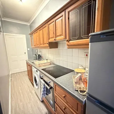 2 Bedroom Flat Near Centre