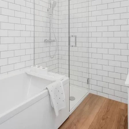 Castle Steps Away - Modern Flat *