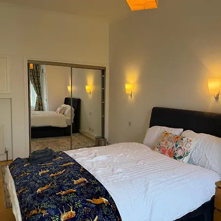 Luxurious Victorian 3 Bed Flat In The Heart Of
