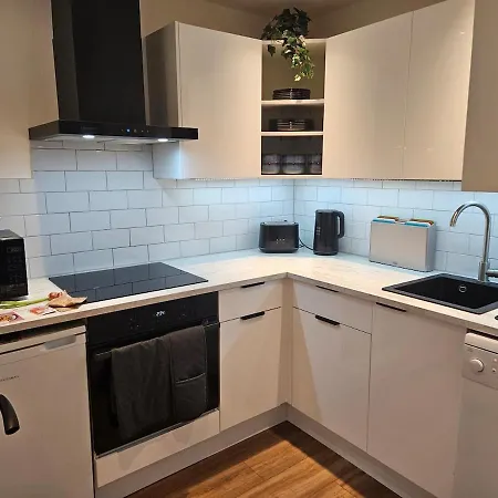 Stylish Newly-renovated 1br Flat Near Centre 아파트