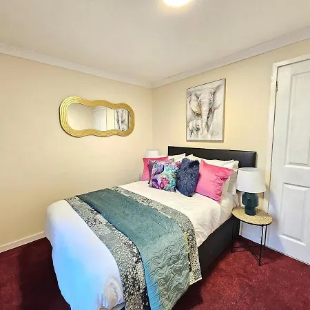 Stylish & Spacious 4 Bedroom House Apartment *