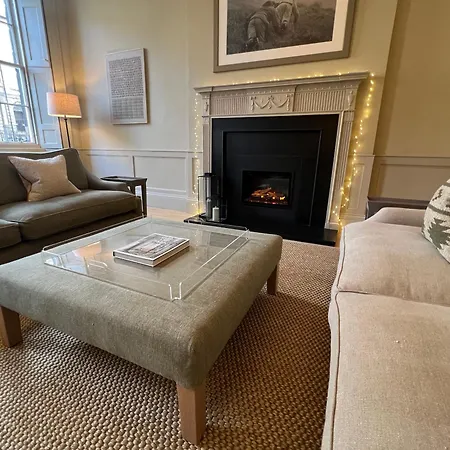 Stylish Georgian Main Door Apartment *