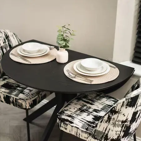 - Sleeps 2 - Princes St Close