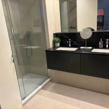 Apartment Stunning And Three Bedroom Penthouse With Roof Terrace *