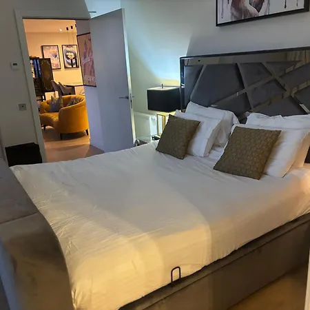 Stunning And Three Bedroom Penthouse With Roof Terrace Edinburgh