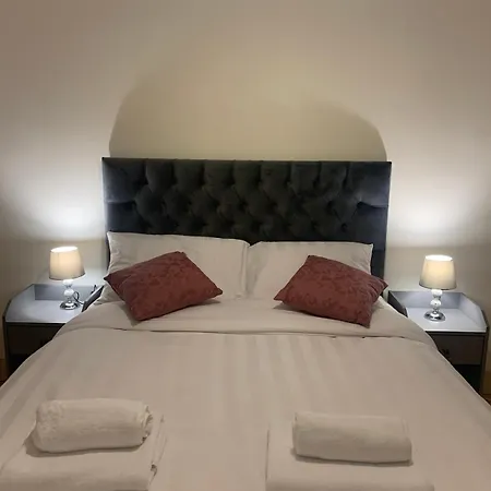 Apartmán Spacious Modern 3-bedroom With Balcony & Free Parking Near Centre *