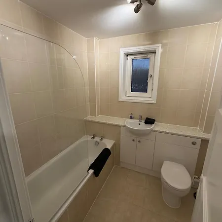Spacious 2 Bed With Private Parking Space Apartment Edinburgh