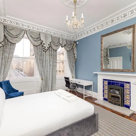 Stylish Southside Flat Near Old Town דירה
