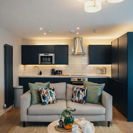 Апартаменты Modern 2 Bed With Parking